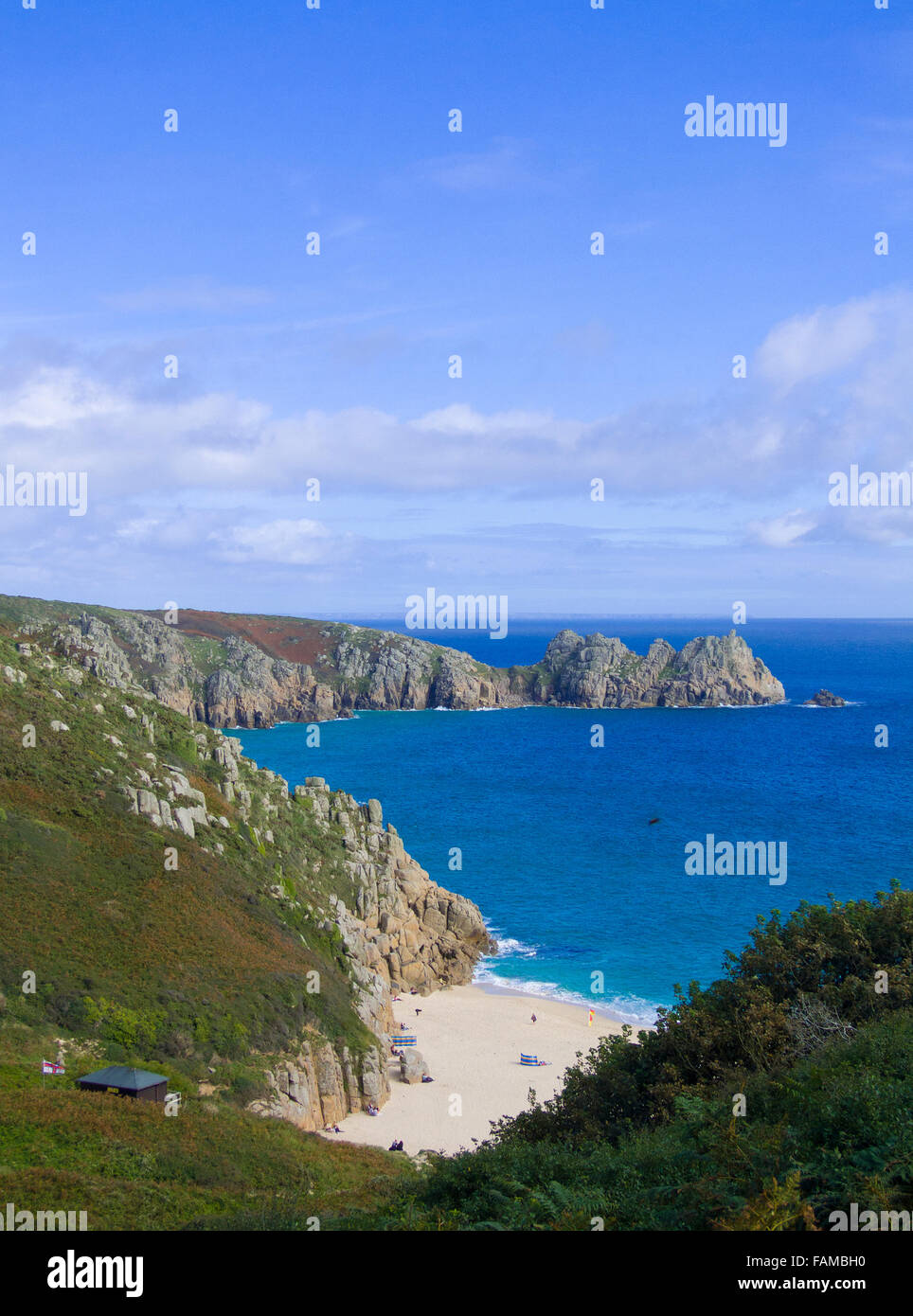 Porthcurno Beach & Logan Rock al di là, Cornwall, Inghilterra, Regno Unito in estate Foto Stock