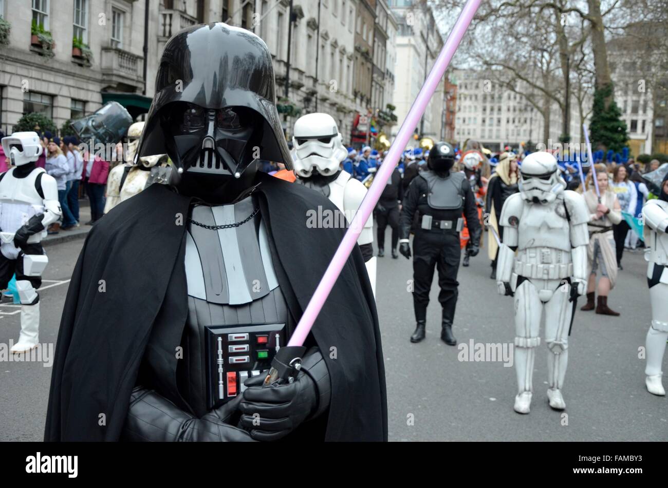 Londra, Regno Unito. Il 1 di gennaio 2016. News anni parata del giorno da Piccadilly a Piazza del Parlamento. Credito: PjrNews/Alamy Live News Foto Stock