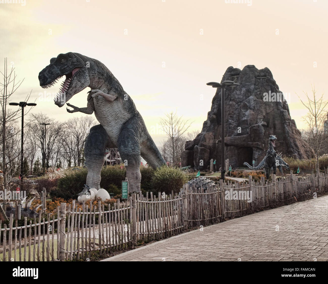 I dinosauri in un putt-putt stile campo da golf. Shot preso da una strada pubblica Foto Stock