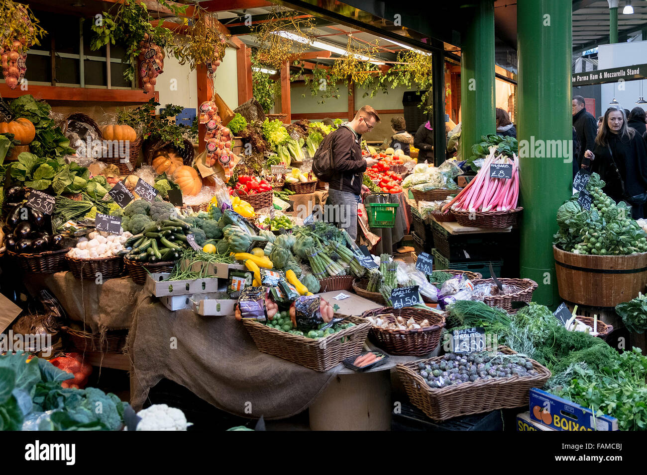 Frutta e verdura fresche in vendita nel mercato di Borough di Londra. Foto Stock