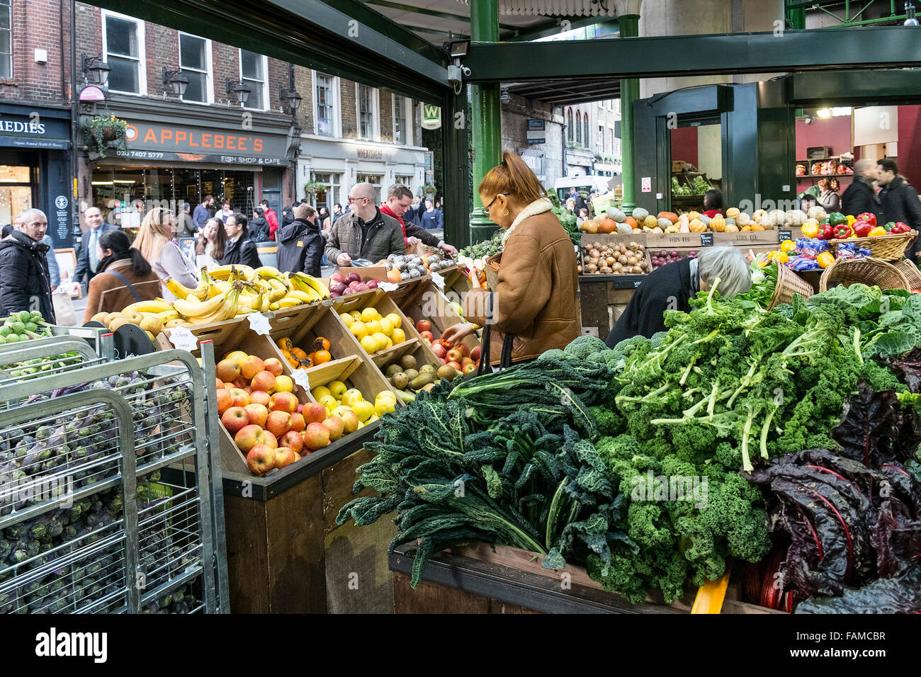 Frutta e verdura fresche in vendita nel mercato di Borough di Londra. Foto Stock