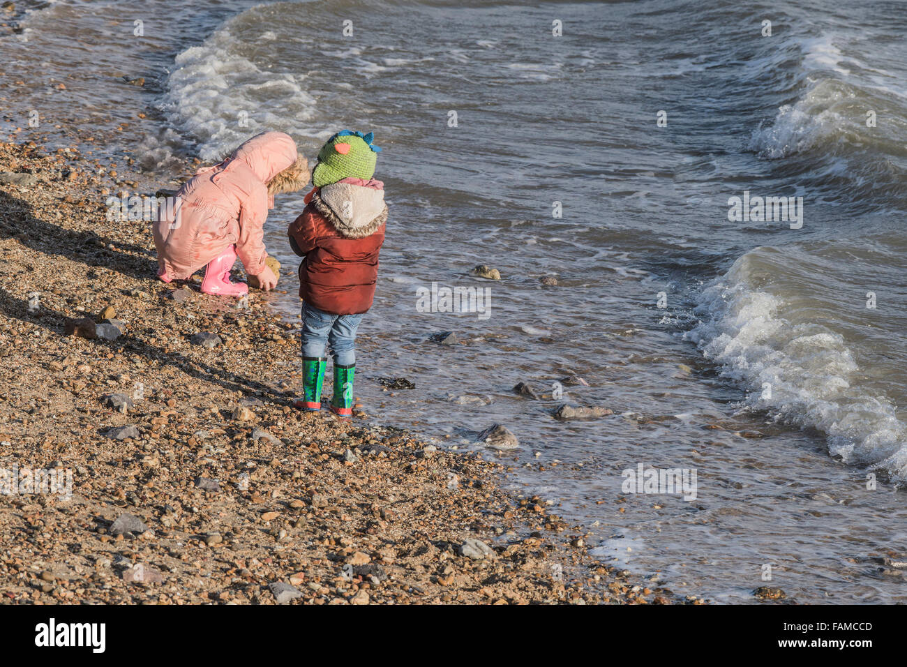 I bambini giocando sulla spiaggia a est in Shoeburyness, Essex, Regno Unito. Foto Stock