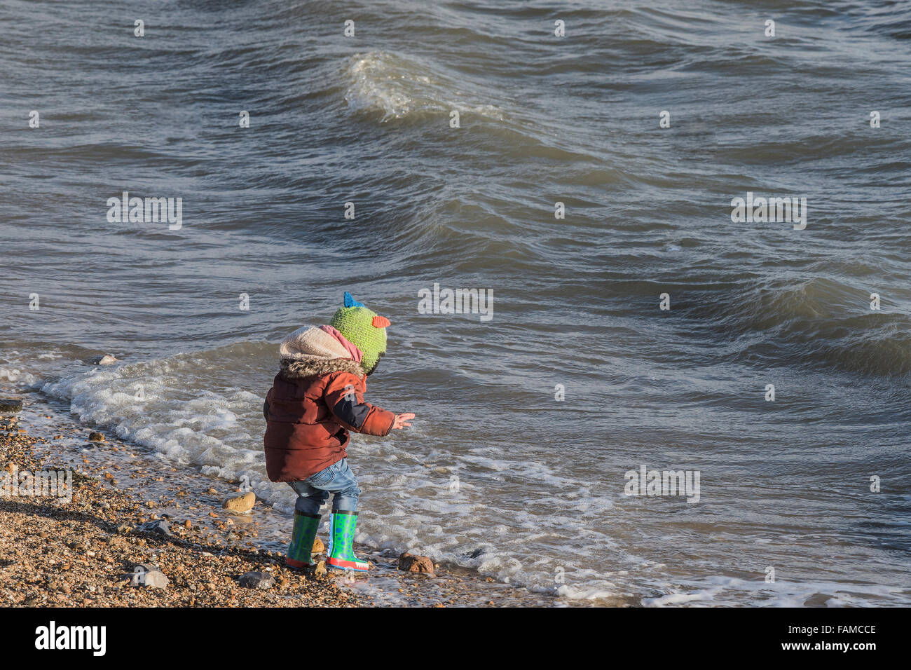 Un bambino gioca sulla spiaggia a est in Shoeburyness, Essex, Regno Unito. Foto Stock