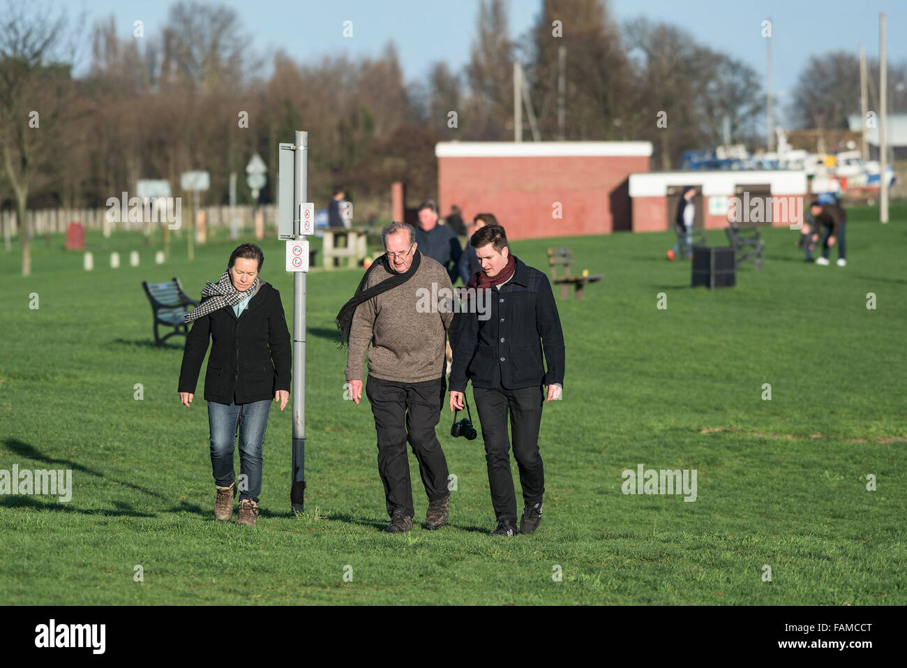 La gente camminare nel parco vicino alla spiaggia a est in Shoeburyness, Essex, Regno Unito. Foto Stock