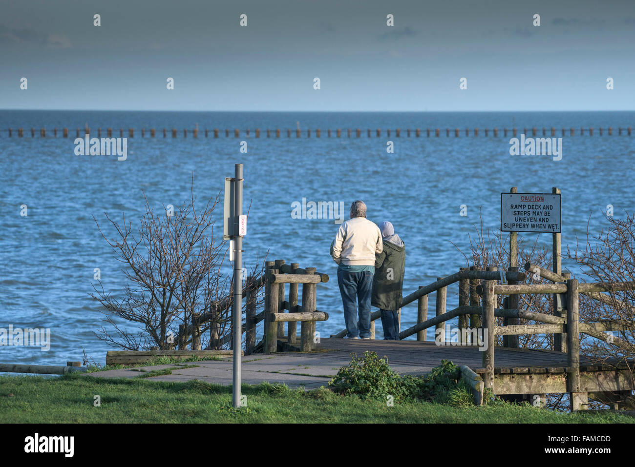 Spiaggia a Est in Shoeburyness - persone che si affaccia sul centro storico di anti-sommergibile braccio difensivo a East Beach in Shoeburyness in Essex, UK. Foto Stock