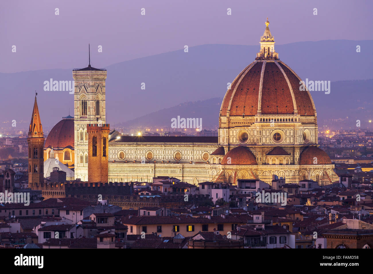Il Duomo di Firenze, centro storico al tramonto, Firenze, Toscana, Italia Foto Stock