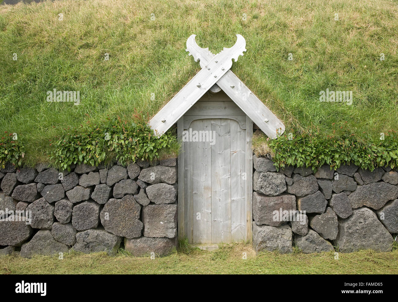 Sportello, casa con tetto in erba, Isola di Heimaey, Islanda Foto Stock