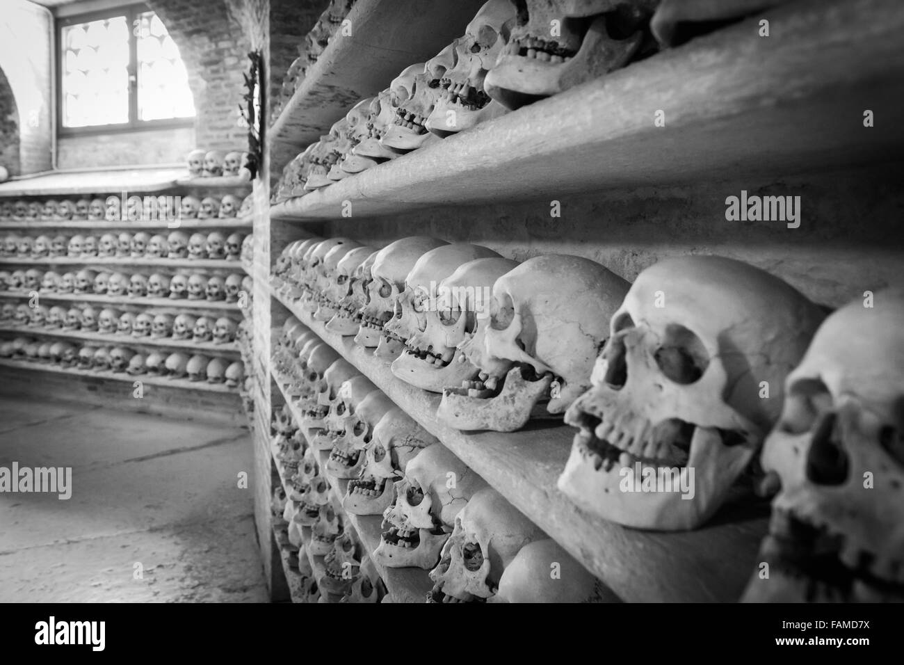 CUSTOZA, Italia - circa aprile 2015: Ossario di Custoza fu eretto nel 1879 per conservare i resti dei caduti della prima e THI Foto Stock