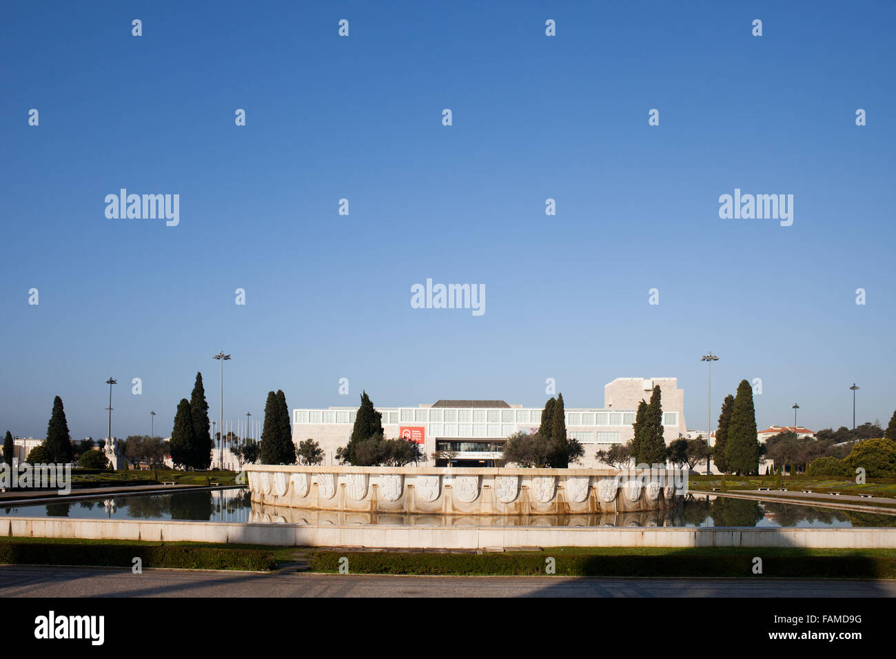 Il Portogallo, Lisbona, il Centro Culturale di Belem (Portoghese: Centro Cultural de Belem - CCB), vista dal Jardim da Praca do Imperio Foto Stock