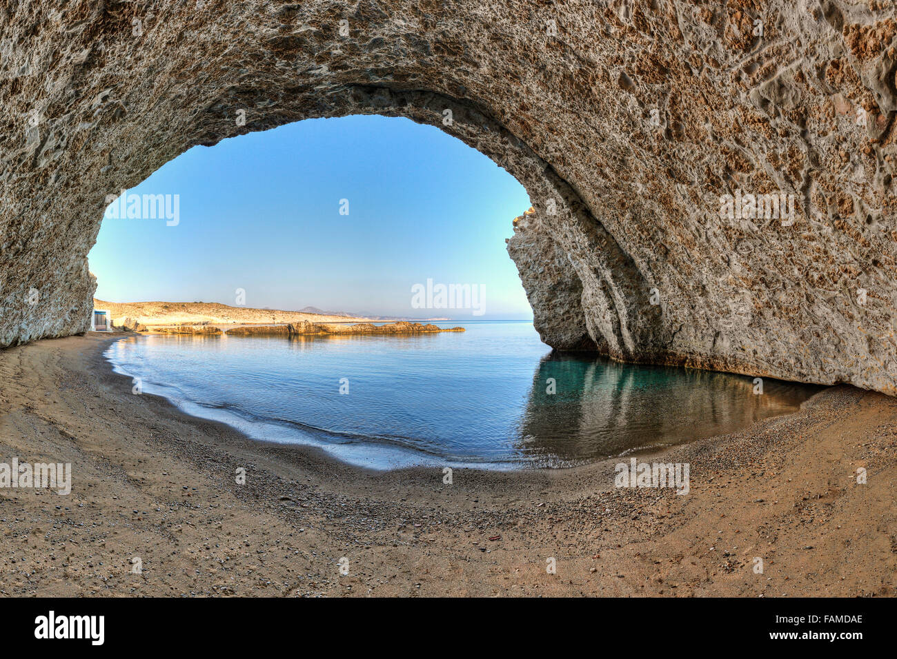 La spiaggia Alogomandra all'interno di una grotta a Milos, Grecia Foto Stock