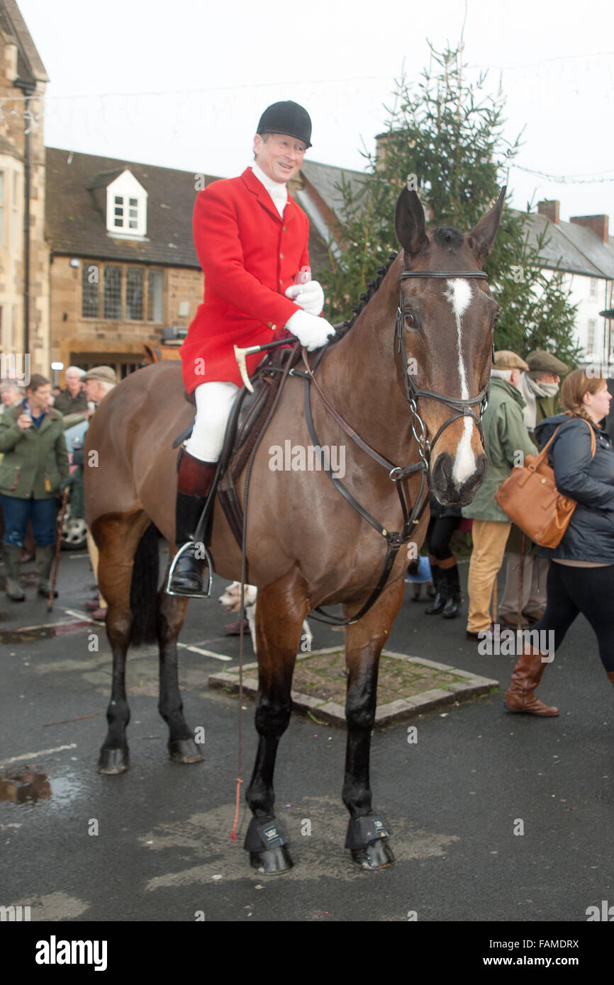 A Uppingham, Rutland, UK, 1 gennaio 2016. La suoneria Cottesmore terrà la sua annuale il giorno di Capodanno si incontrano a Uppingham Market Place dove una grande affluenza di seguaci del piede appoggiato il soddisfare. Credito: Jim Harrison/Alamy Live News Foto Stock