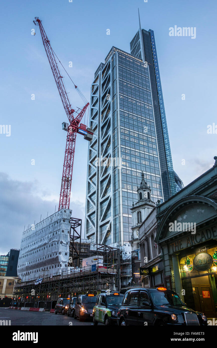 Lavori di costruzione nelle vicinanze del Liverpool Street Station con 110 Bishopsgate / Heron Tower in background, città di Londra, Regno Unito Foto Stock