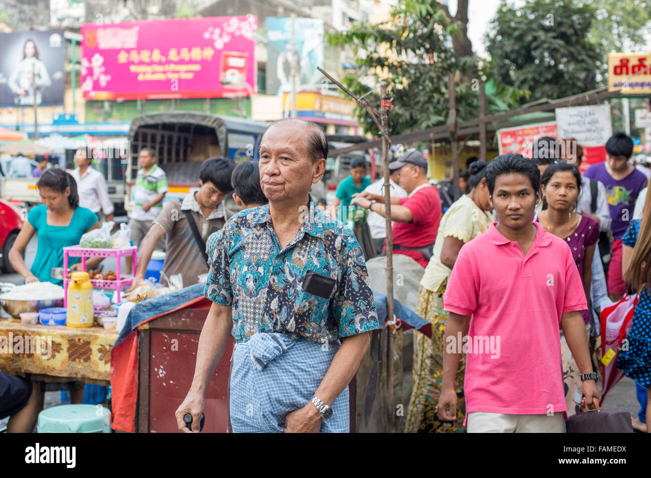 Birmano scena di strada nella Chinatown di Yangon. Foto Stock