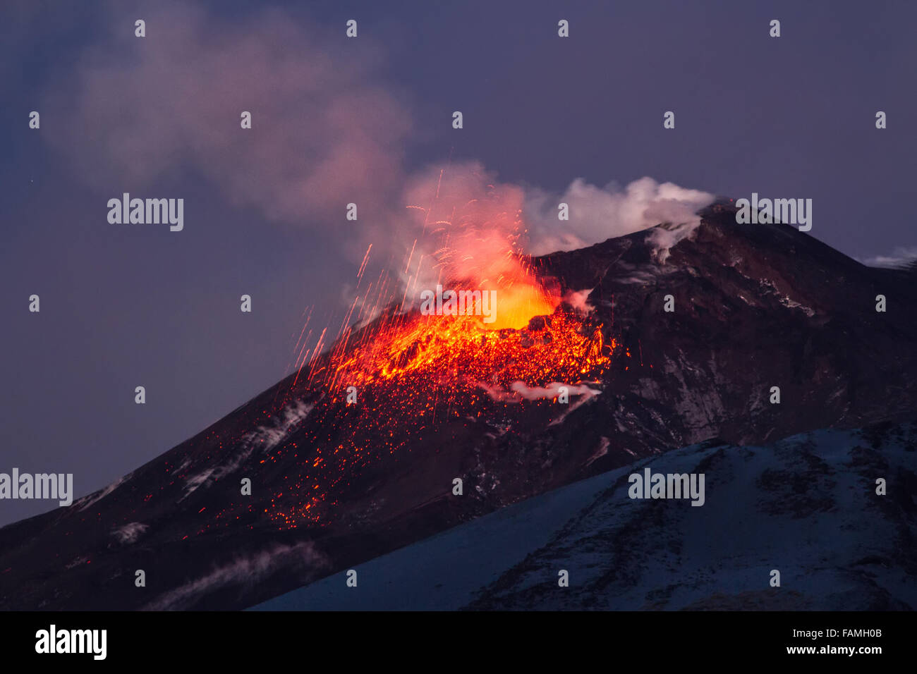 Eruzione del vulcano. Etna in eruzione dal cratere voragine. Credito: Wead/Alamy Live News Foto Stock