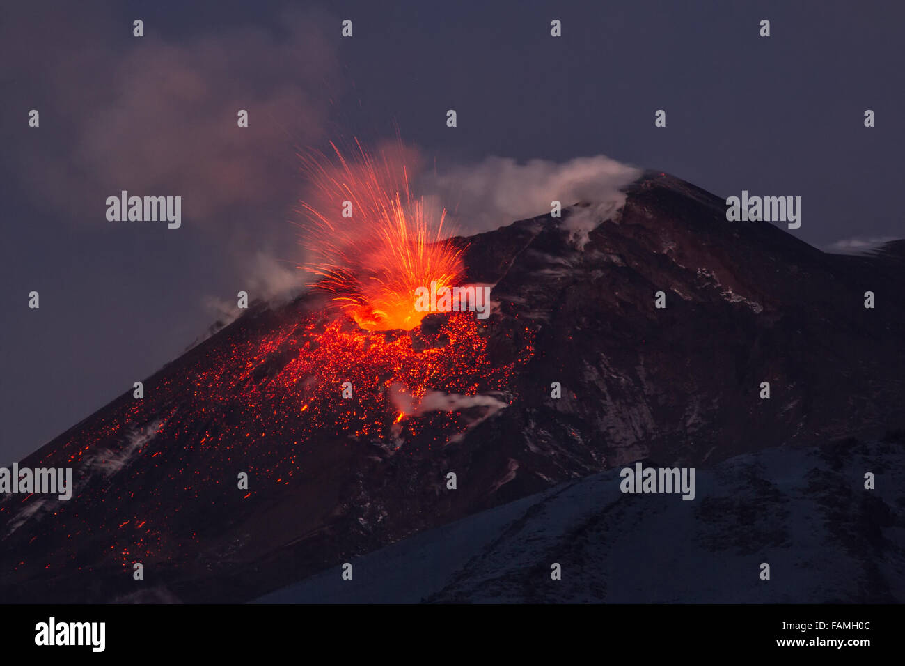 Eruzione del vulcano. Etna in eruzione dal cratere voragine. Credito: Wead/Alamy Live News Foto Stock