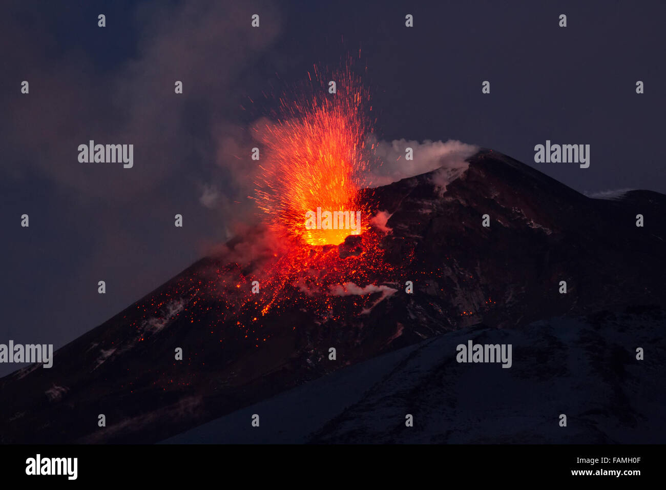 Eruzione del vulcano. Etna in eruzione dal cratere voragine. Credito: Wead/Alamy Live News Foto Stock