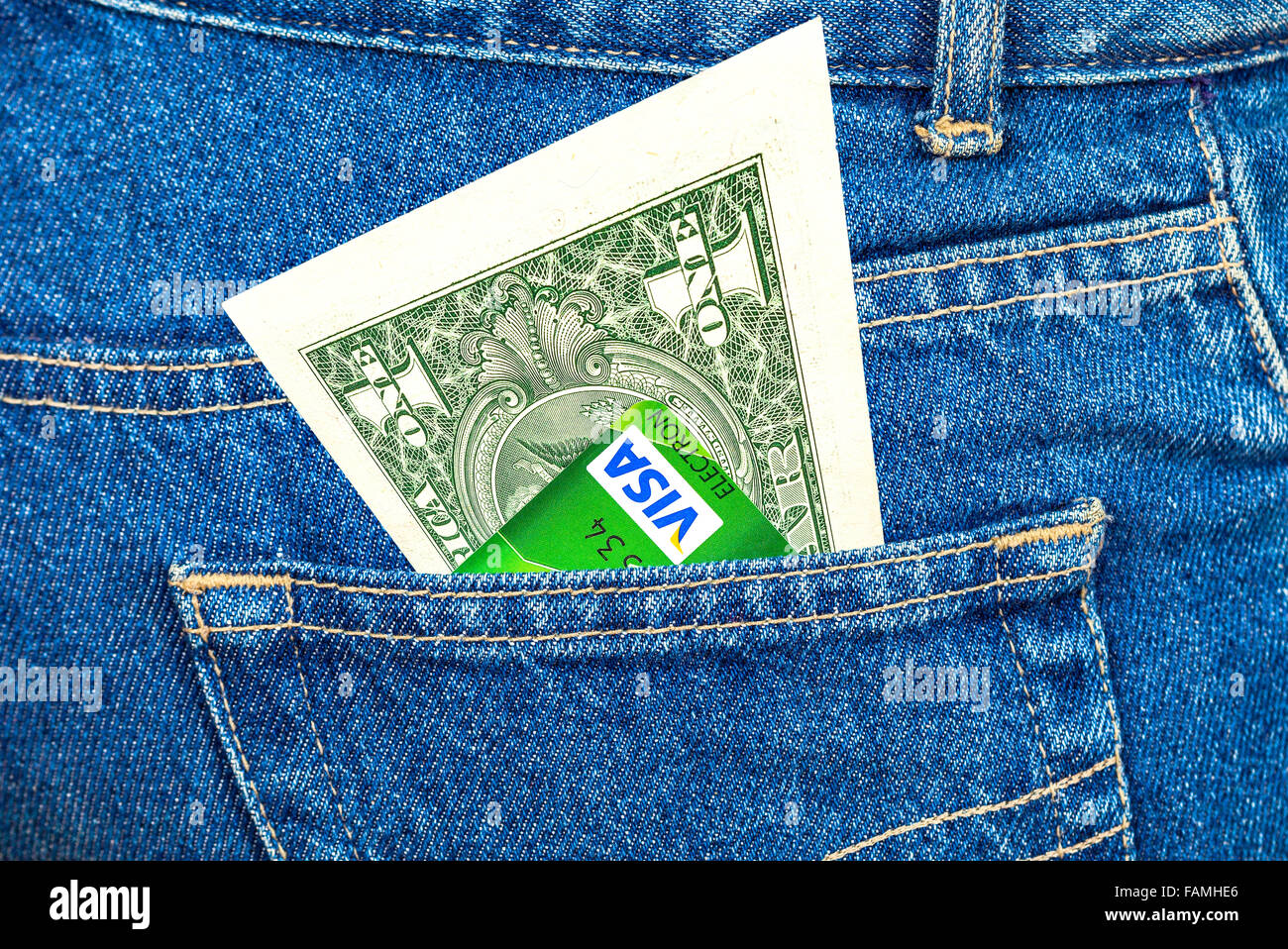 La banconota di un dollaro americano e la carta di credito Visa fuori della schiena tasca dei jeans Foto Stock