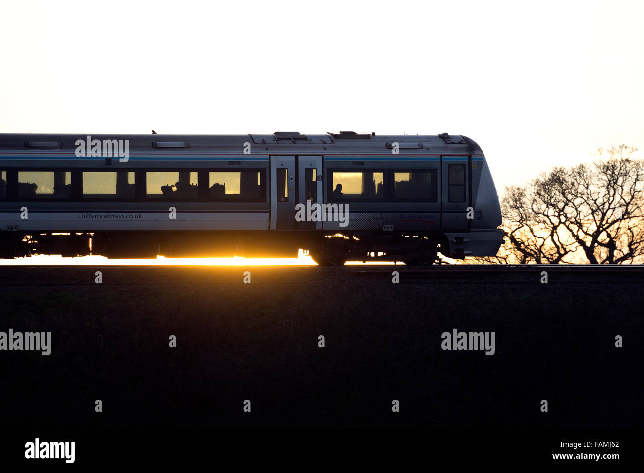 Chiltern Railways treno al tramonto in inverno, Warwickshire, Regno Unito Foto Stock
