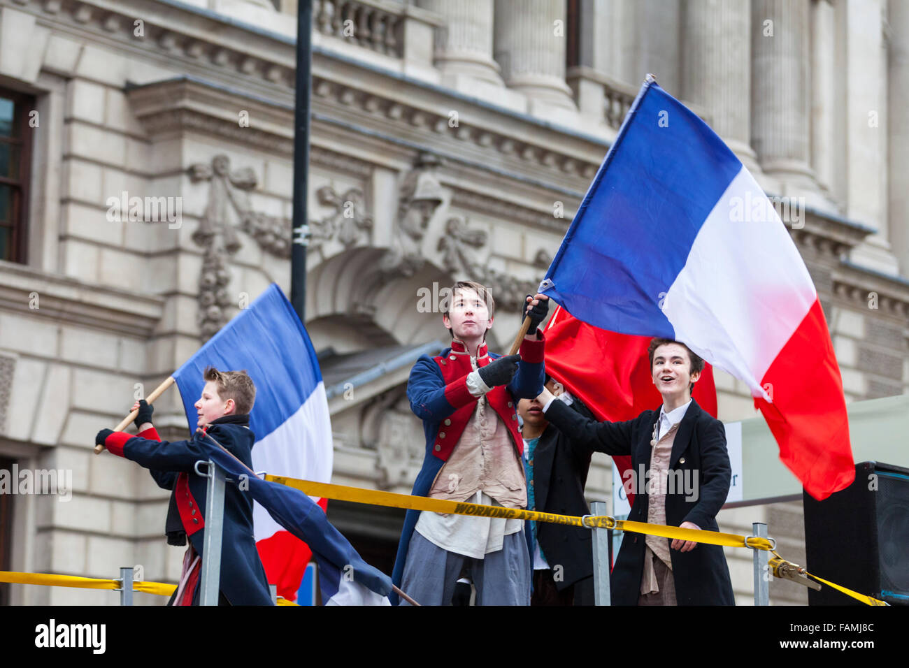 Londra, Regno Unito. Il 1 di gennaio 2016. Westminster Assessori e il personale, gli studenti e i genitori da Sylvia Giovane Scuola di teatro, eseguire '30 anni magici di Les Misérables' al trentesimo annuale di Londra il primo giorno del nuovo anno Parade, LNYDP 2016. La sfilata ha più di 8.500 artisti interpreti o esecutori in rappresentanza di 20 paesi in tutto il mondo, compresi Marching Band, cheerleaders, clown, acrobati e i rappresentanti della London Boroughs. Credito: Imageplotter/Alamy Live News Foto Stock