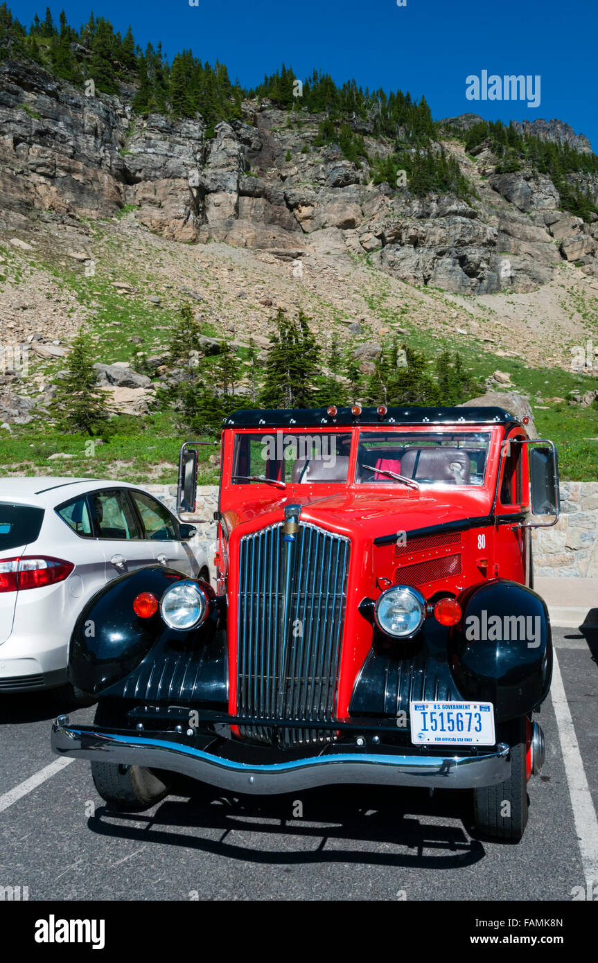 Uno dei classici autobus rossi nel Parco Nazionale di Glacier, Montana. Foto Stock