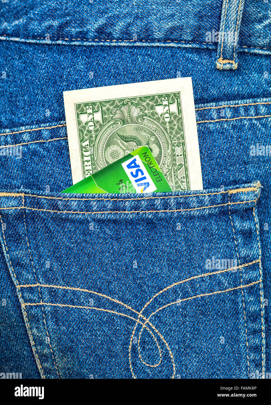 Un dollaro statunitense e la carta di credito Visa fuori della schiena tasca dei jeans Foto Stock