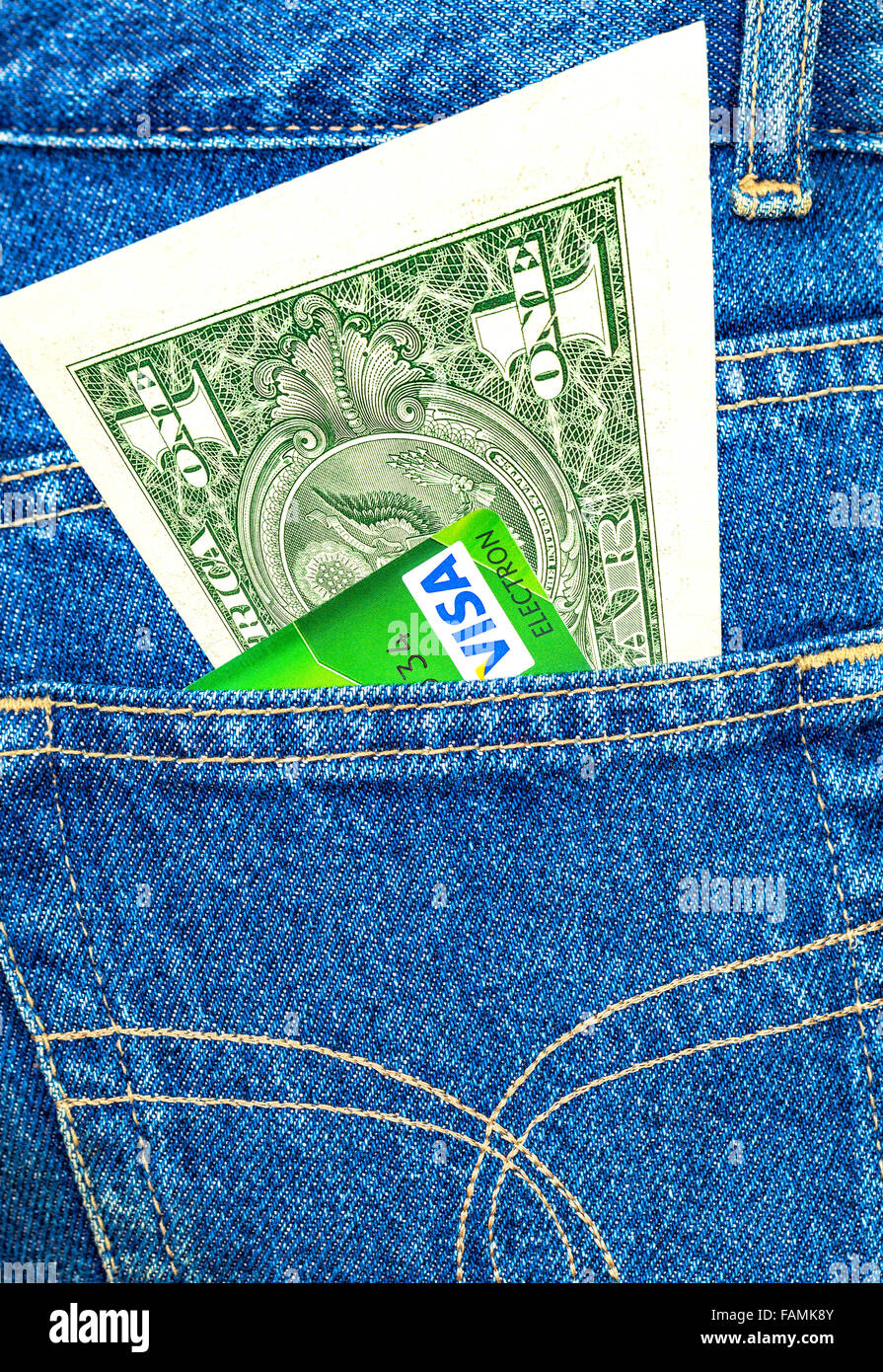 La banconota di un dollaro americano e la carta di credito Visa fuori della schiena tasca dei jeans Foto Stock