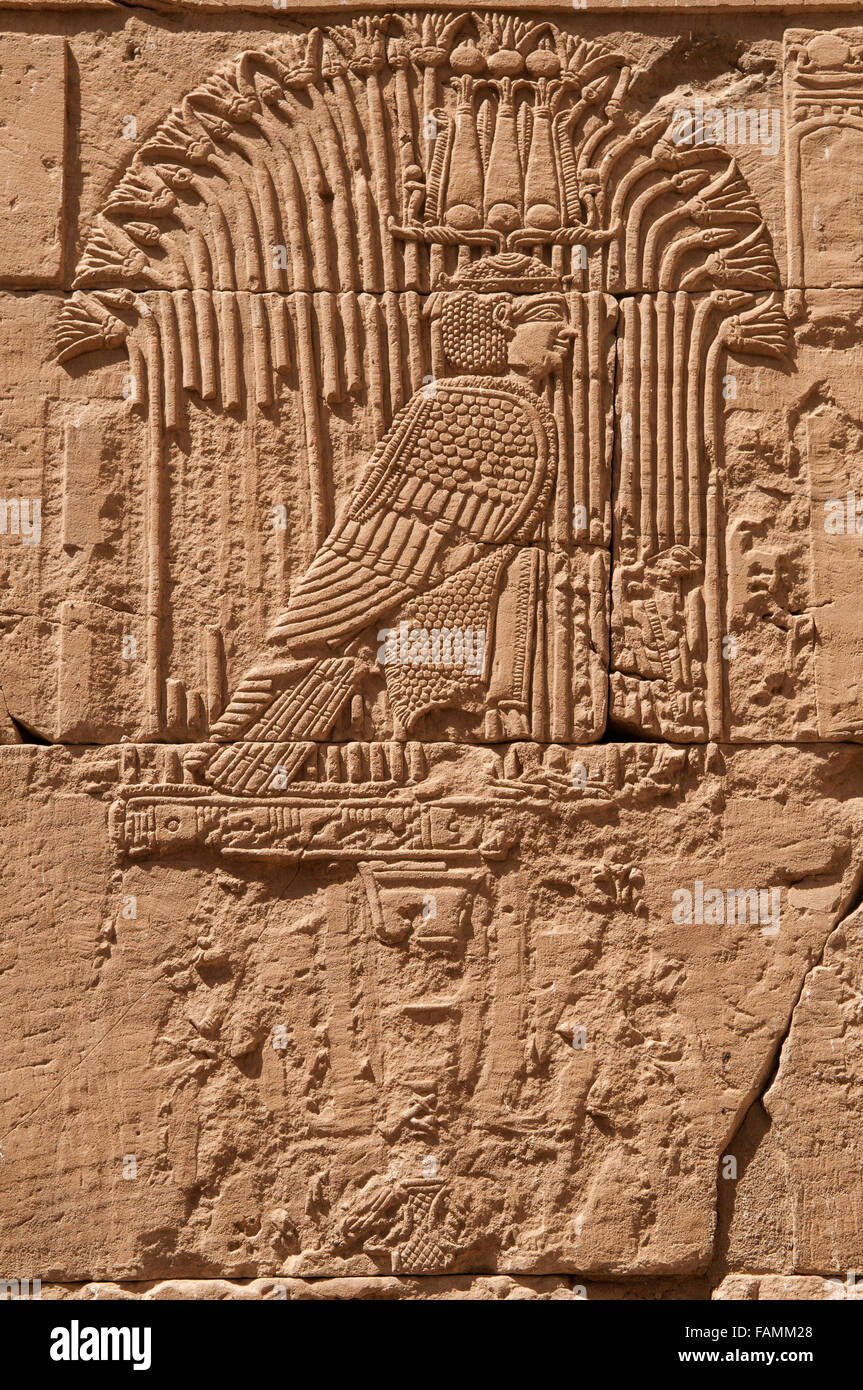 Un fregio raffigurante il dio Nubiano Mandulis nell'antico Egitto tempio di Kalabsha anche Tempio di Mandulis vicino alla città di Assuan Egitto Foto Stock