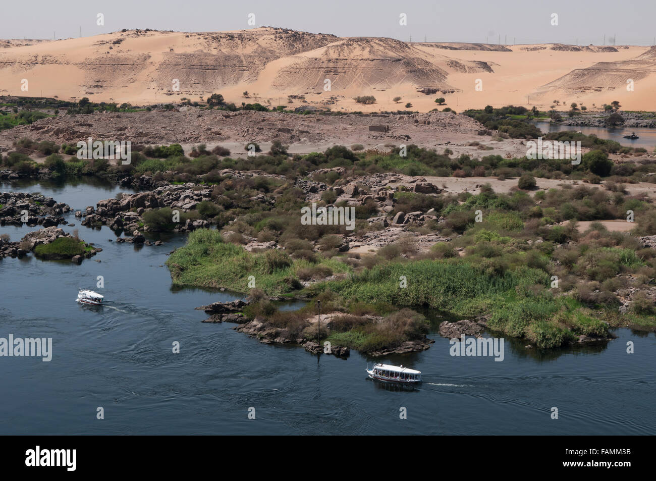 Barche di crociera in barca lungo il fiume Nilo in Aswan Egitto meridionale Foto Stock