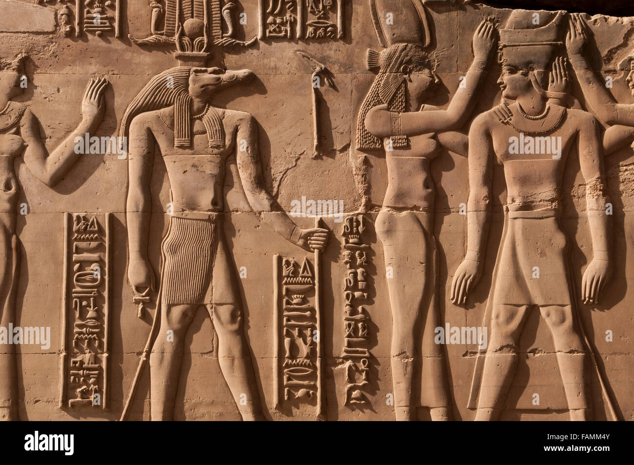 Un rilievo ben conservato raffigurante il faraone coronato da Wadjet e Nekhbet alla presenza del dio coccodrillo Sobek e consorte nella metà meridionale del tempio di Kom Ombo costruito durante la dinastia tolemaica, 180-47 a.C. nella città egiziana di Kom Ombo nel Governatorato di Assuan, nell'Egitto superiore Foto Stock