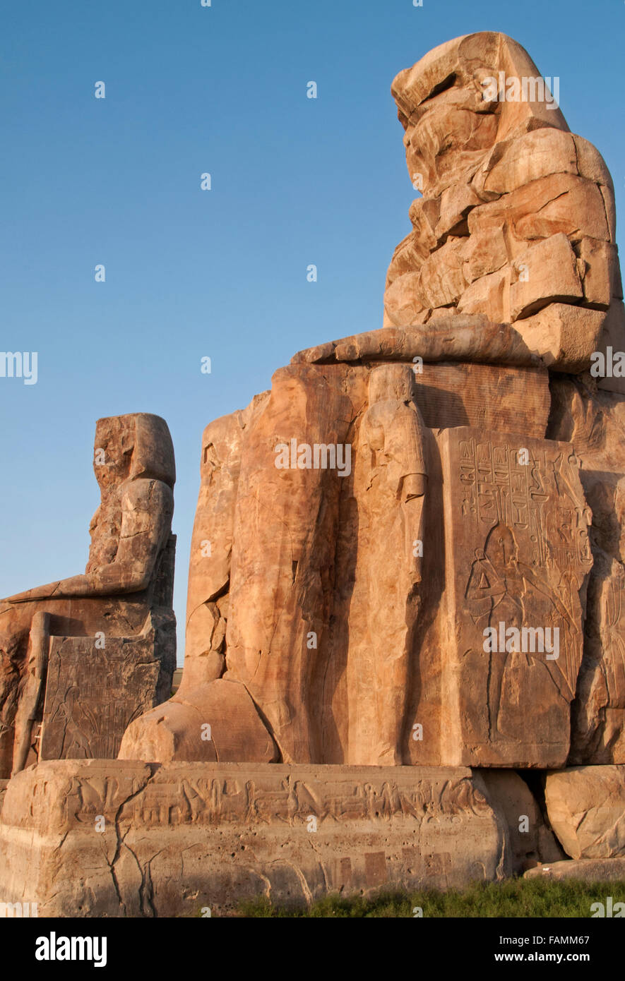 Osiride statue del faraone femmina all'ingresso del tempio mortuario della Regina Hatshepsut, situato nella Valle dei Re di fronte Tebe moderna di Luxor in Egitto Foto Stock