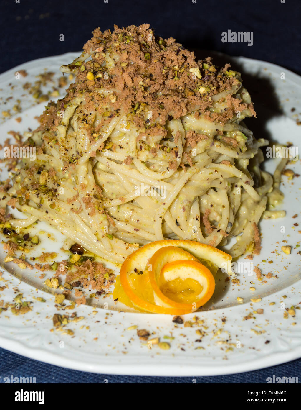 Piatto di Linguine con frutti di mare e pistacchi. Cucina tipica siciliana, la tradizione della dieta mediterranea. Foto Stock