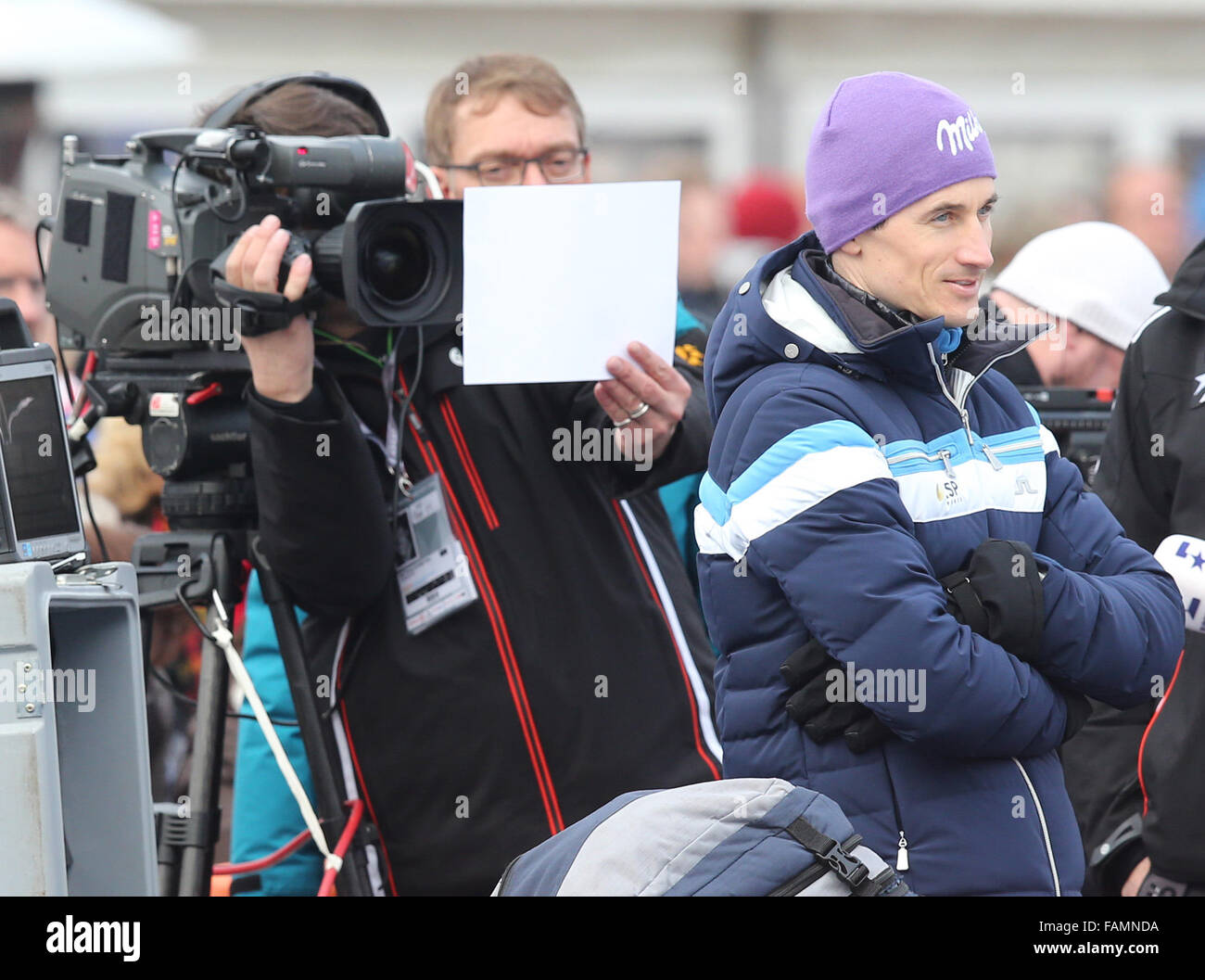 Garmisch-Partenkirchen (Germania). 01 gen 2016. Ex ponticello sci Martin Schmitt (R) della Repubblica federale di Germania si è visto durante la seconda tappa di quattro colli ski jumping nel torneo di Garmisch-Partenkirchen, Germania, 01 gennaio 2016. Foto: Daniel Karmann/dpa/Alamy Live News Foto Stock