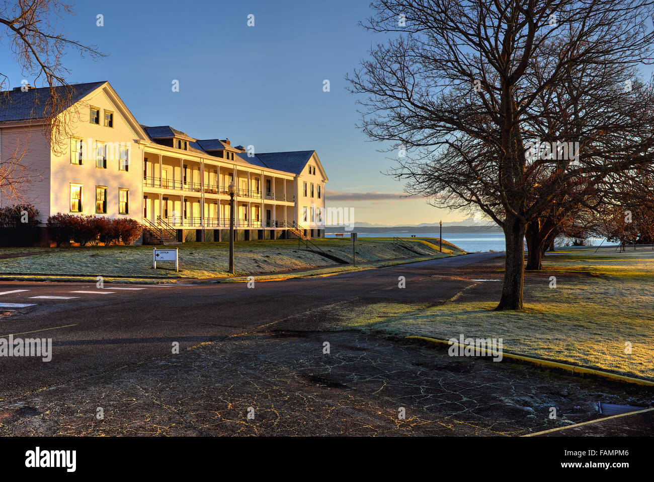 Sole sorge sulla vecchia sede caserma, Fort Worden parco statale, Port Townsend, Washington, Stati Uniti d'America Foto Stock