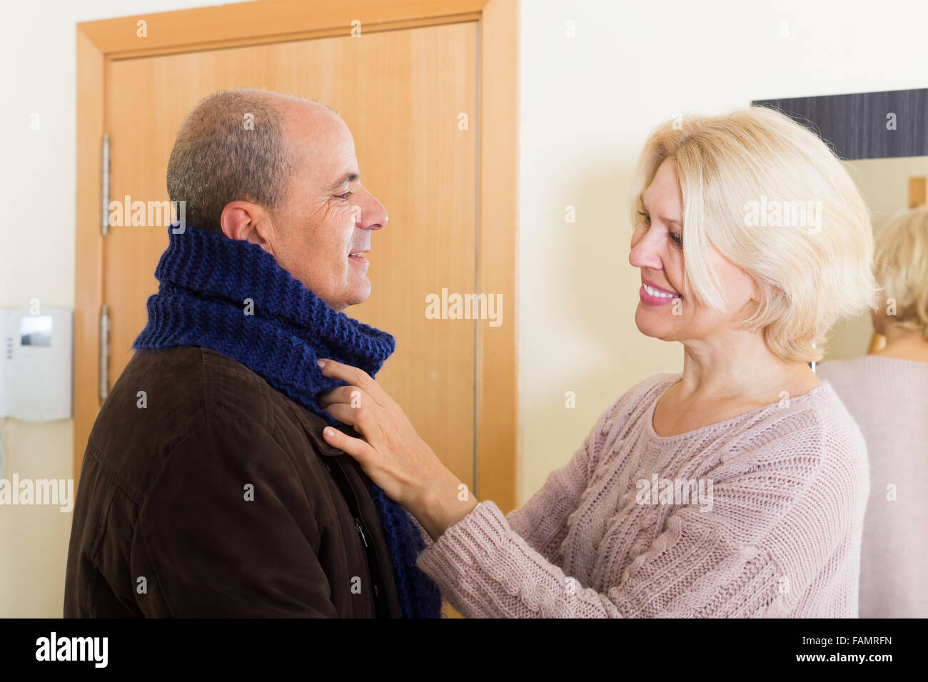 Coppia moglie parla con mio marito prima che lui andare indoor Foto stock -  Alamy
