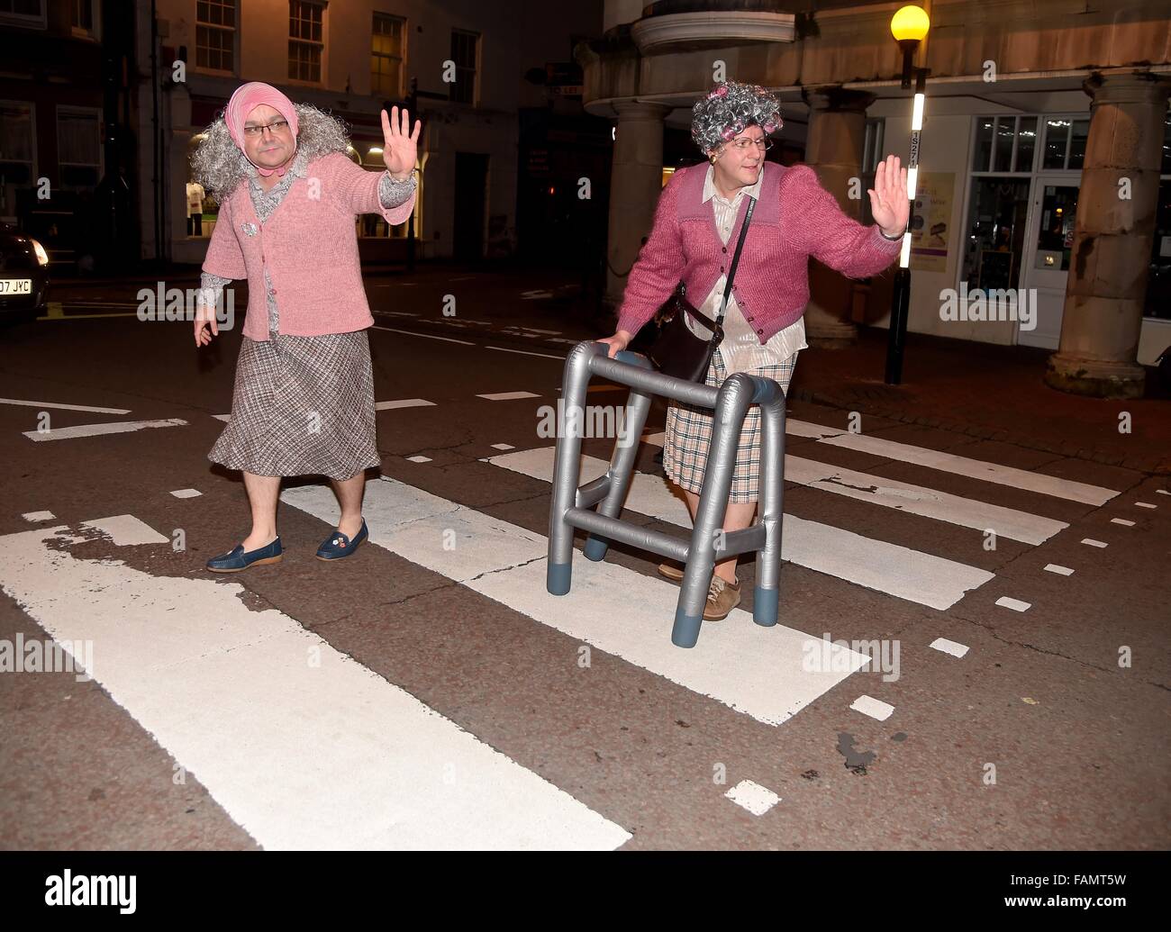 Anziane signore attraversare la strada, Nuovo Anno fancy dress, REGNO UNITO Foto Stock