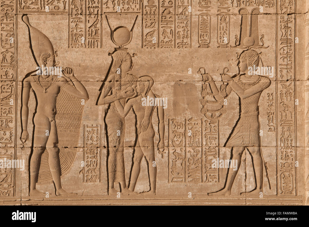 Antica in rilievo a Dendara tempio dedicato alla dea Hathor situato in provincia di Qena Egitto Foto Stock