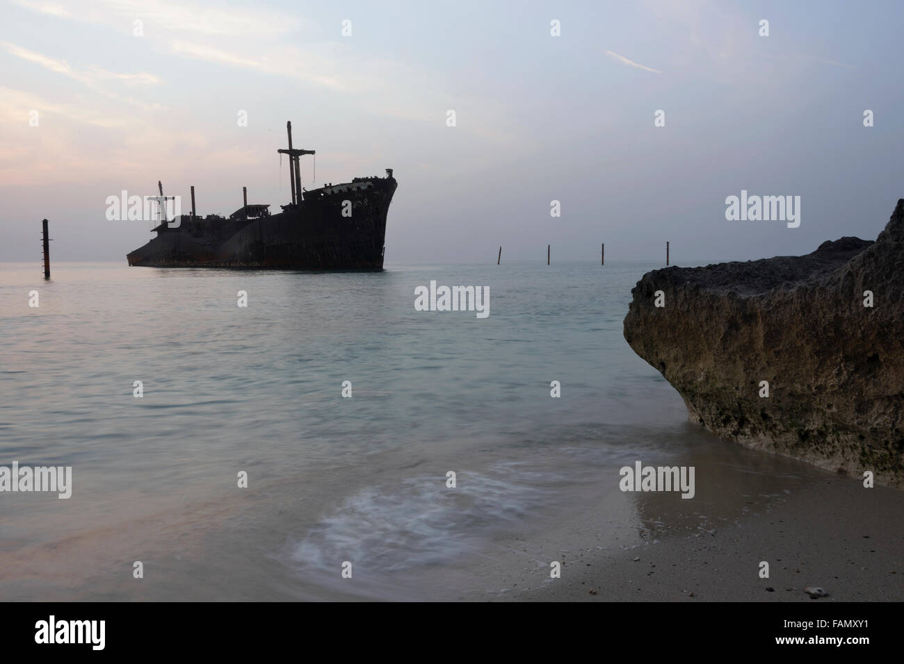 Naufragata la nave greca al tramonto, Kish Island, Iran Foto Stock