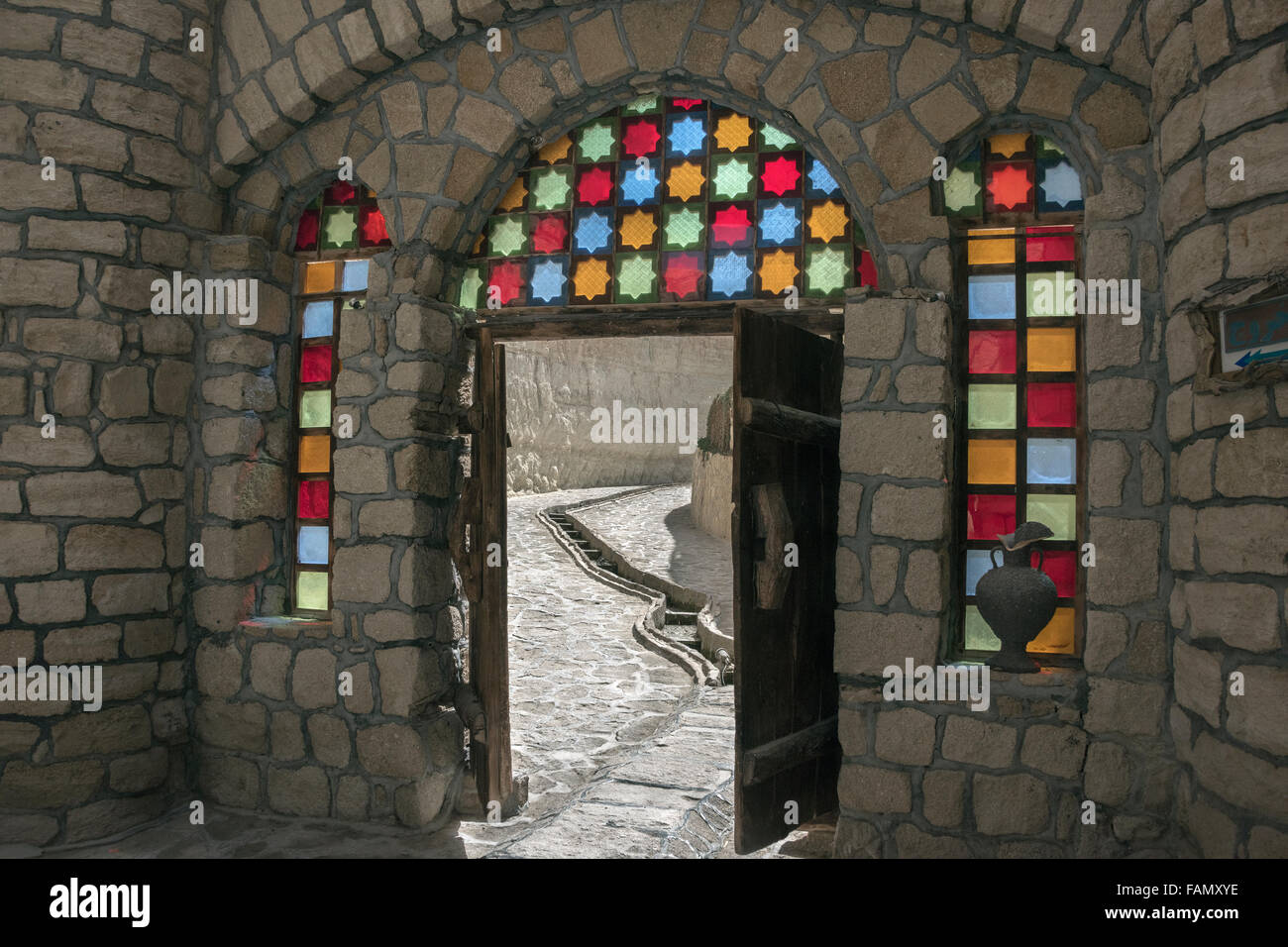 Uscire dall'acquedotto sotterraneo con vetrate colorate e acqua runnel, Kish Island, Iran Foto Stock