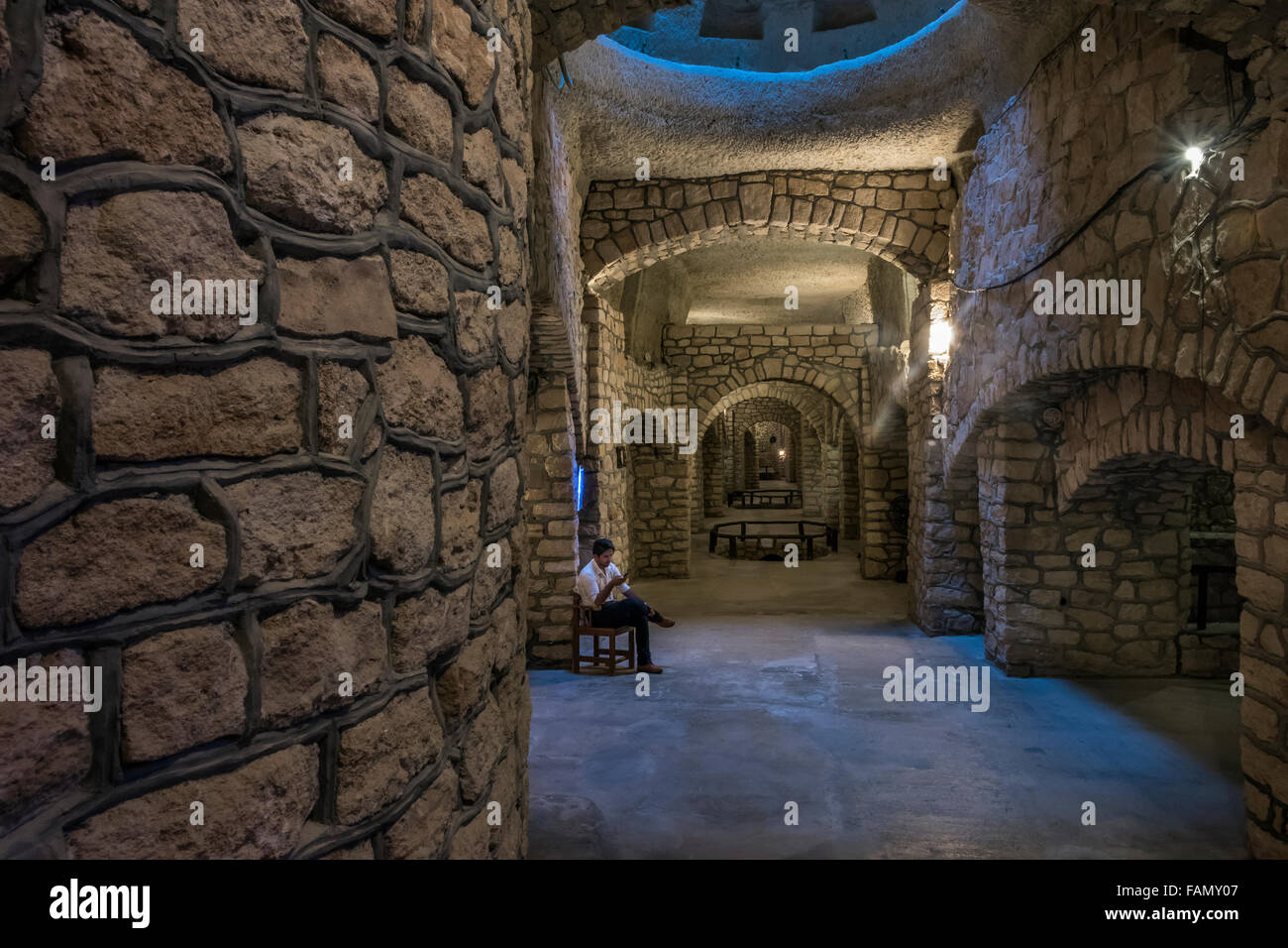 Acquedotto sotterraneo (Kariz) al di sotto di un bene aprendo, Kish Island, Iran Foto Stock