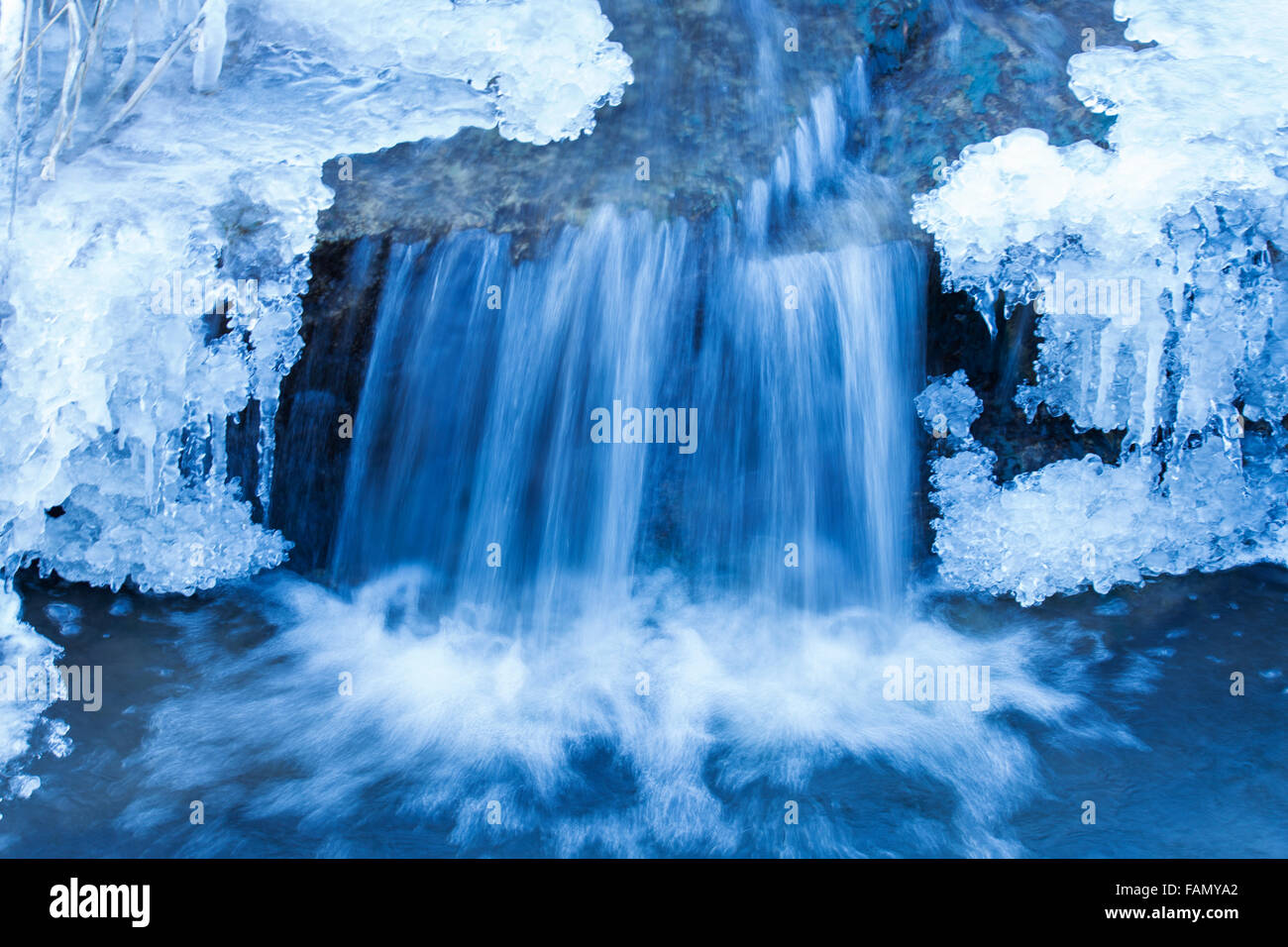 Cascata ghiacciata con il blu ghiaccio in inverno. Foto Stock