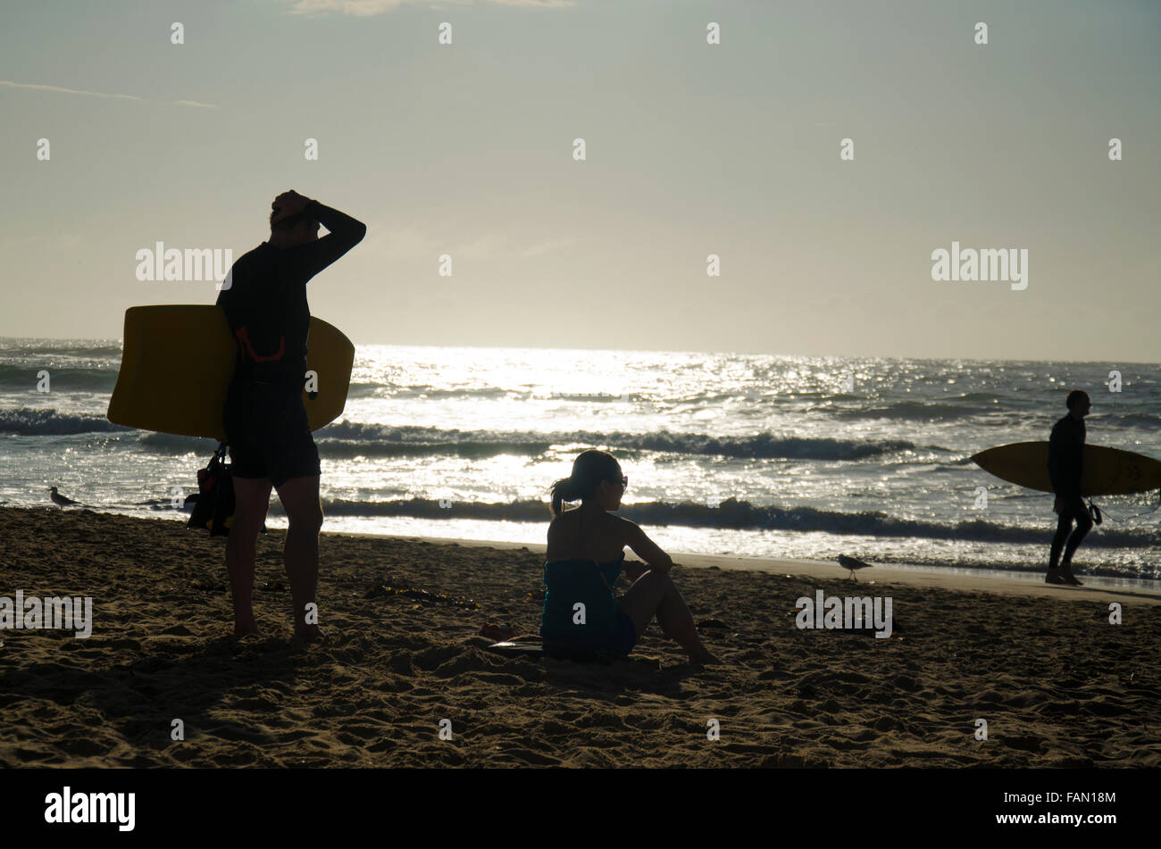 Al mattino presto su una spiaggia di Sydney, un boogie board cavalcare il surf a Freshwater Beach in Australia Foto Stock