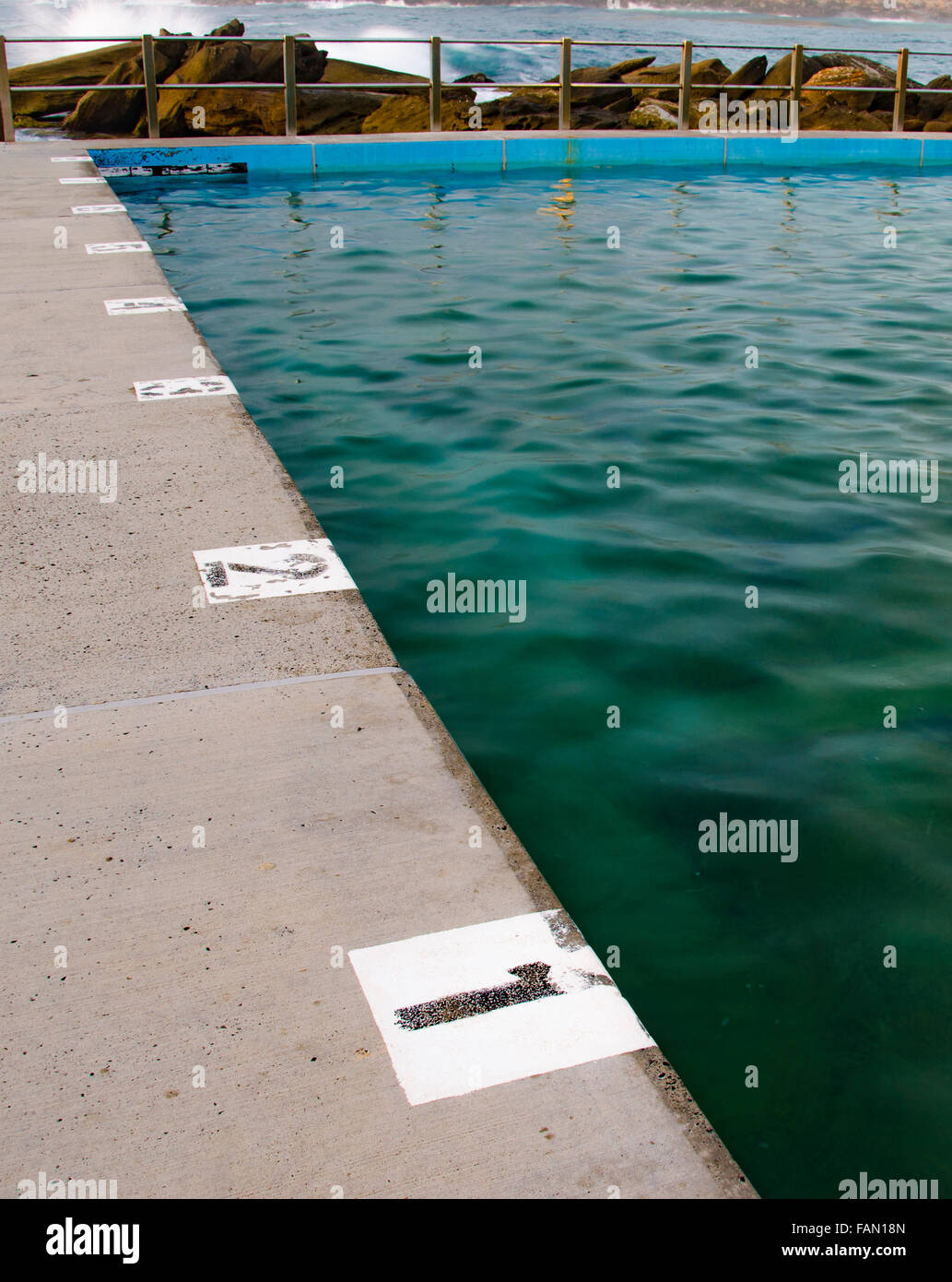 Numeri di corsia alla fine della piscina oceanica a Freshwater Beach a Sydney in Australia Foto Stock