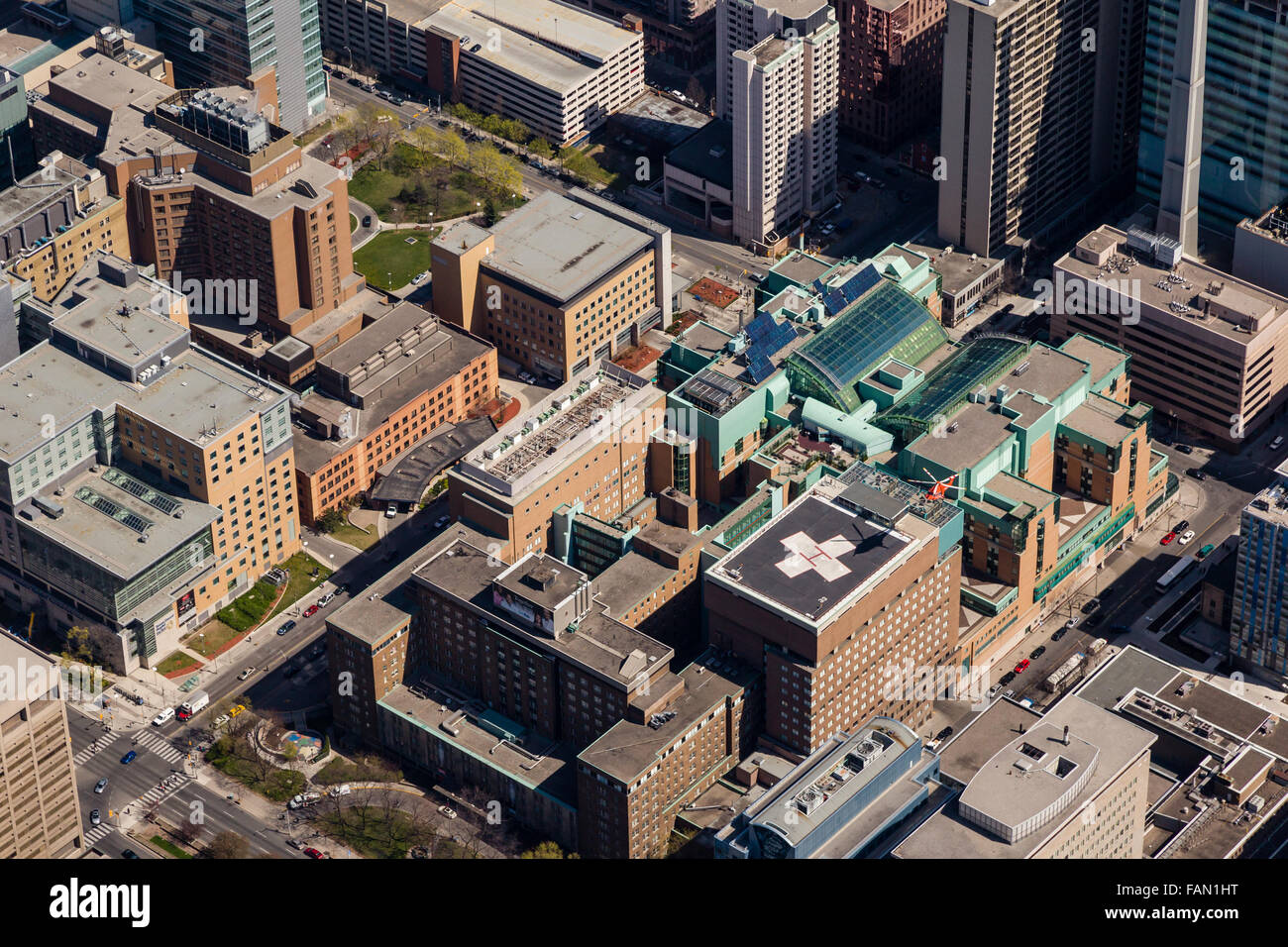 Fotografia aerea di Toronto Gereral Ospedale con ORNGE elicottero in arrivo per un atterraggio. Foto Stock