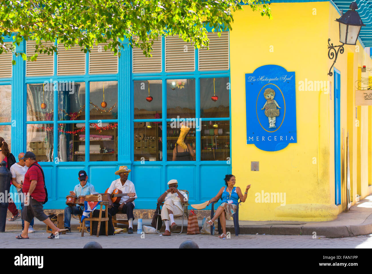 Scena all'aperto, musicisti seduti al di fuori di un negozio, l'Avana, La Habana, Cuba Foto Stock