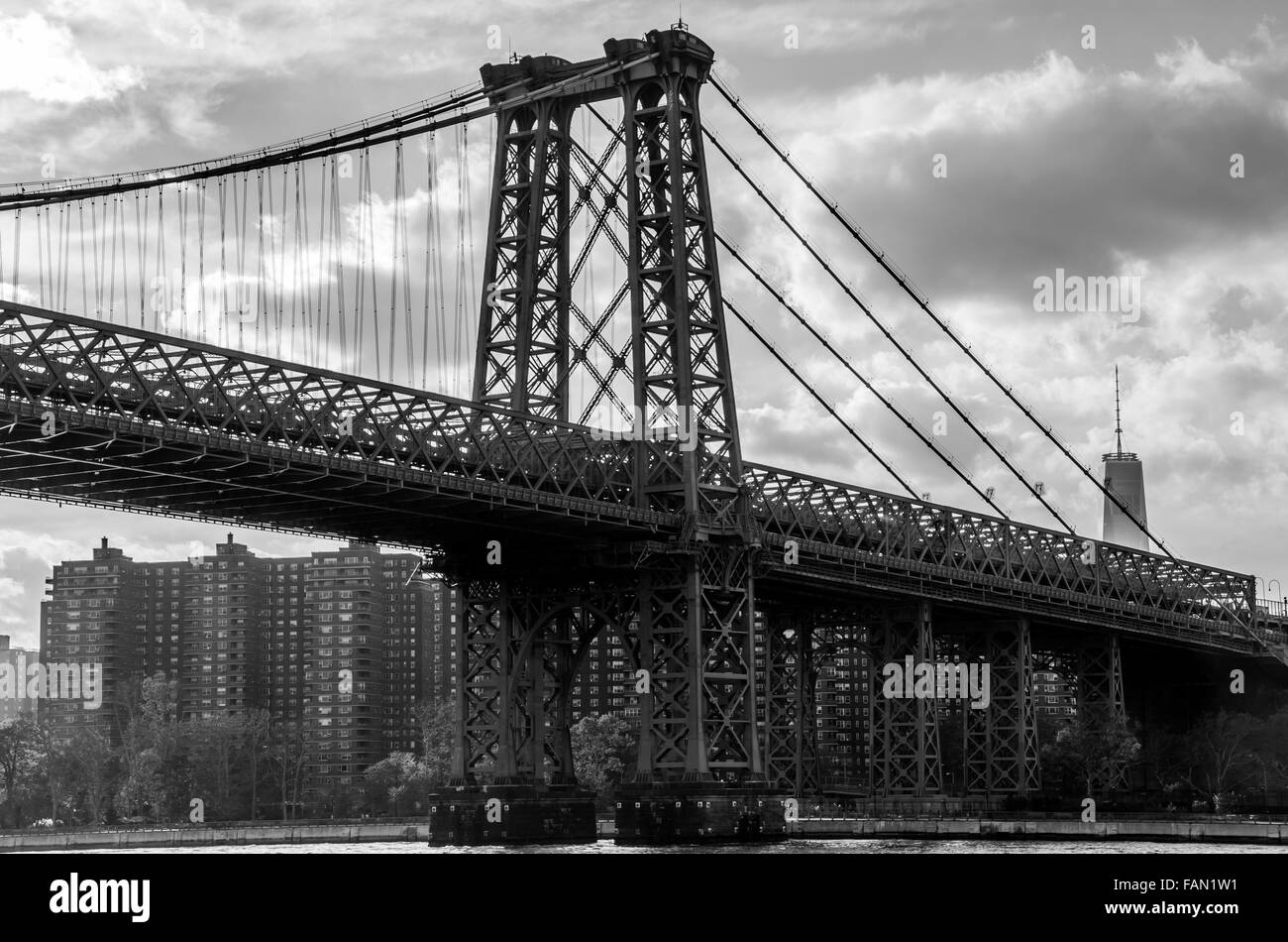 Il Williamsburg sospensione ponte sopra il fiume est sul lato di Manhattan,New York in bianco e nero. Foto Stock