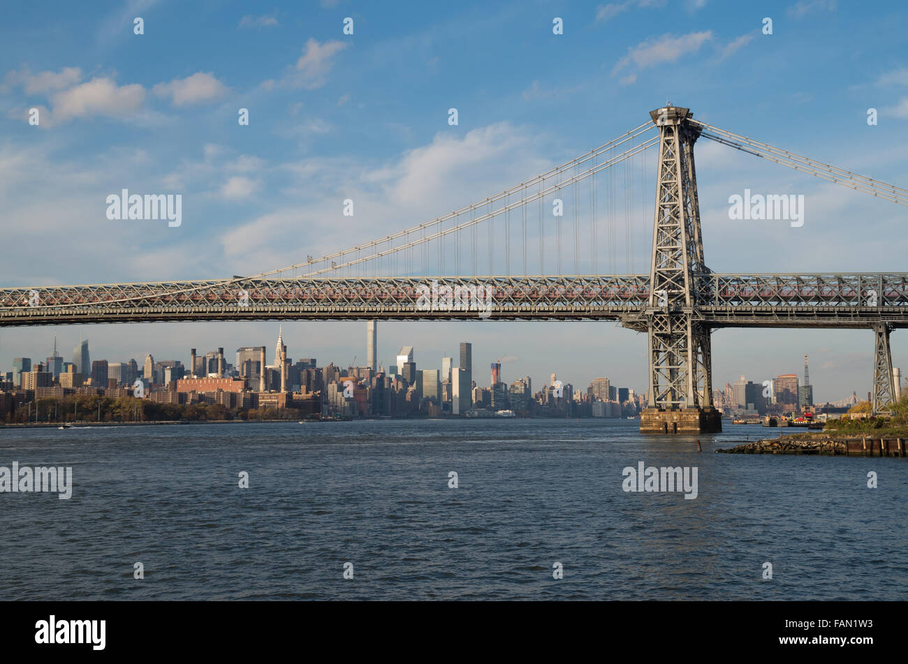 La sospensione di Williamsburg Bridge, New York, con il Midtown skyline in background. Foto Stock