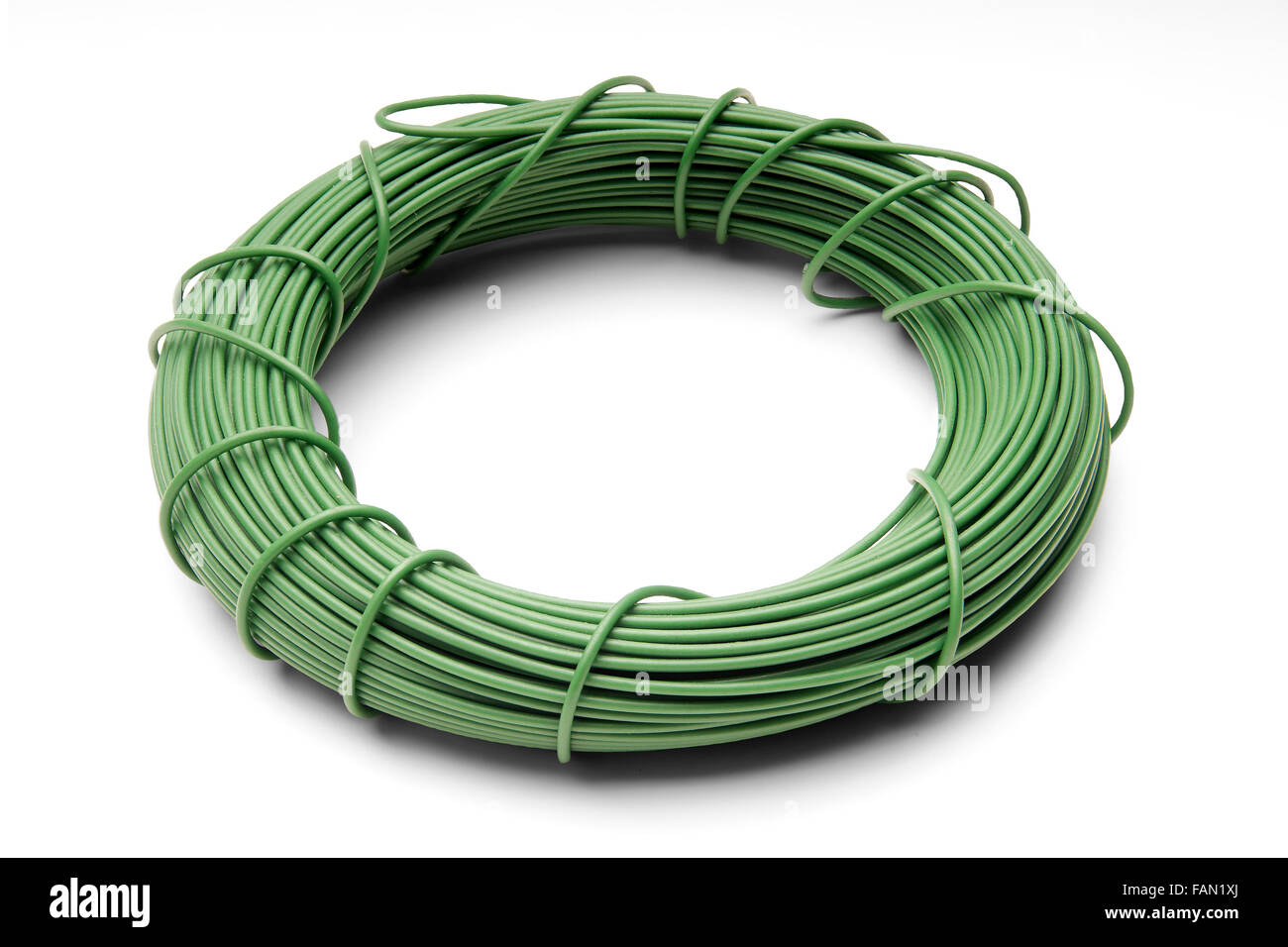 Bobina Bobina di filo verde su sfondo bianco con ombra Foto Stock