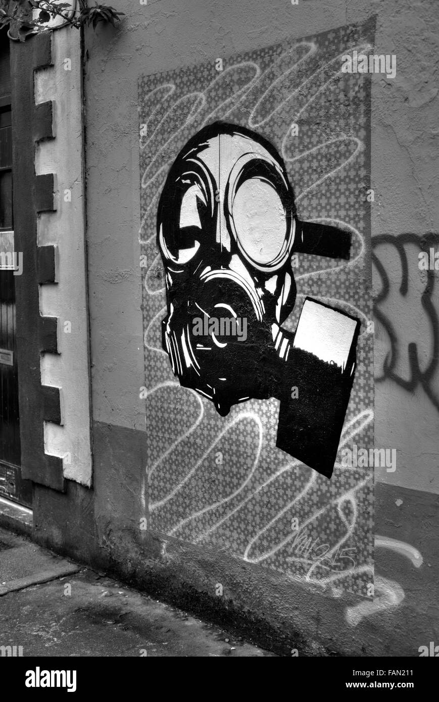 Graffiti maschera a gas in bianco e nero Foto Stock