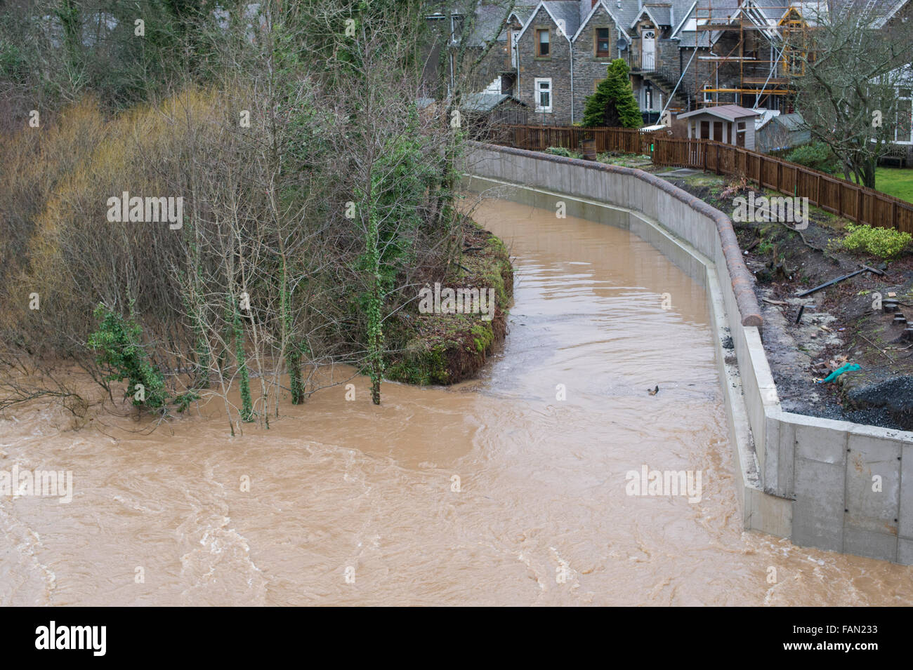 Le misure di difesa contro le inondazioni lungo il Ettrick acqua, un affluente del fiume Tweed in Selkirk, Scozia Foto Stock