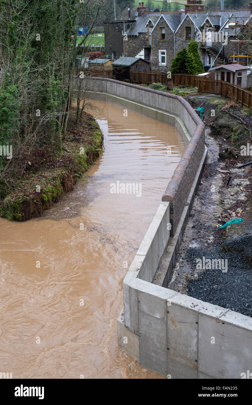 Le misure di difesa contro le inondazioni lungo il Ettrick acqua, un affluente del fiume Tweed in Selkirk, Scozia Foto Stock